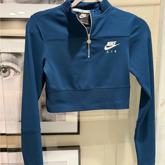 Nike Women's Blue Cropped Top - Picture 1 of 2